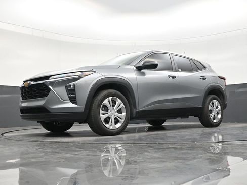 Used 2025 Chevrolet Trax LS FWD image 20