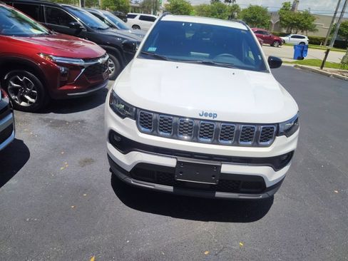 Used 2025 Jeep Compass Latitude w/ Sun & Sound Group AWD/4WD image 2