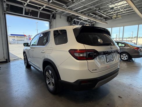 Used 2025 Honda Pilot EX-L image 5
