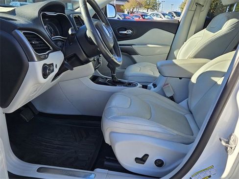 Used 2019 Jeep Cherokee Limited w/ Luxury Group image 5