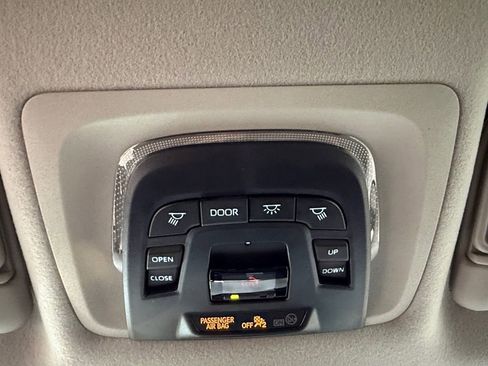 Used 2025 Toyota Corolla Cross LE AWD/4WD image 31