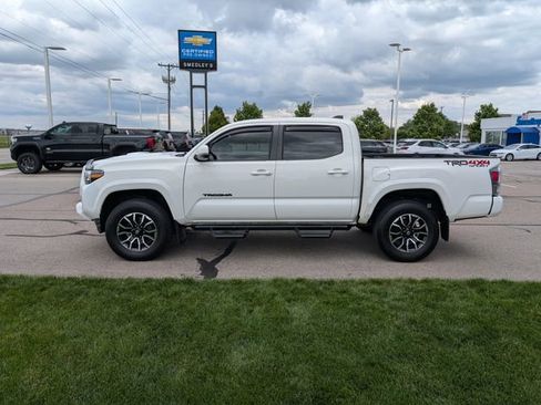 Used 2021 Toyota Tacoma TRD Sport w/ Technology Package AWD/4WD image 9