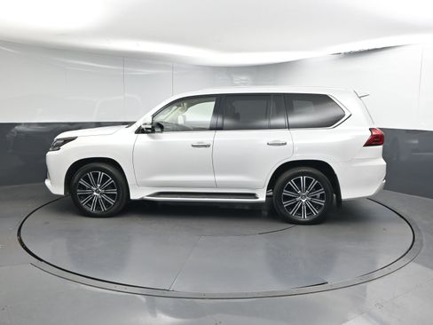 Used 2019 Lexus LX 570 4WD image 2