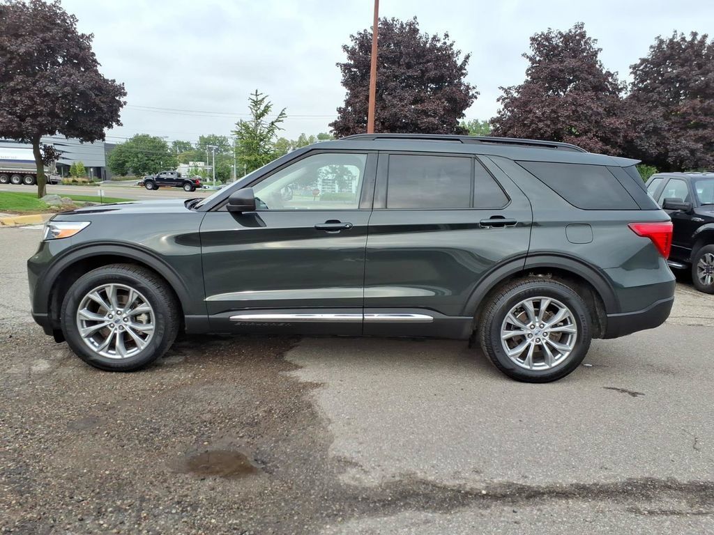 Used 2023 Ford Explorer XLT w/ Equipment Group 202A AWD/4WD image 2