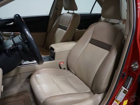 Used 2014 Toyota Camry XLE w/ Leather Package FWD image 6