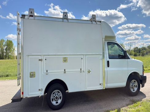 Used 2017 GMC Savana 3500 RWD image 6