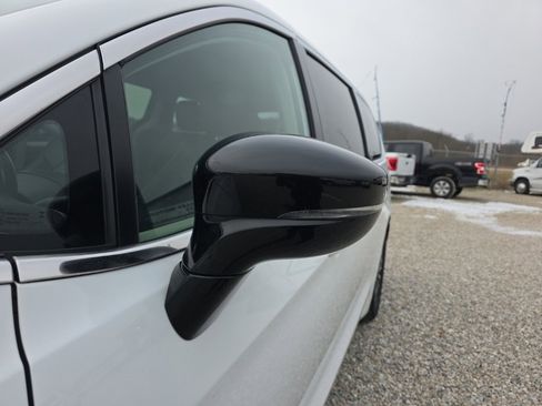 Used 2024 Chrysler Pacifica Select image 9