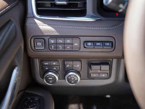 Used 2024 GMC Yukon Denali w/ Advanced Technology Package AWD/4WD image 31
