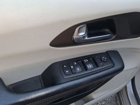 Used 2017 Chrysler Pacifica Touring-L w/ Tire & Wheel Group FWD image 11