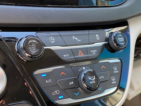 Used 2019 Chrysler Pacifica Touring-L FWD image 14