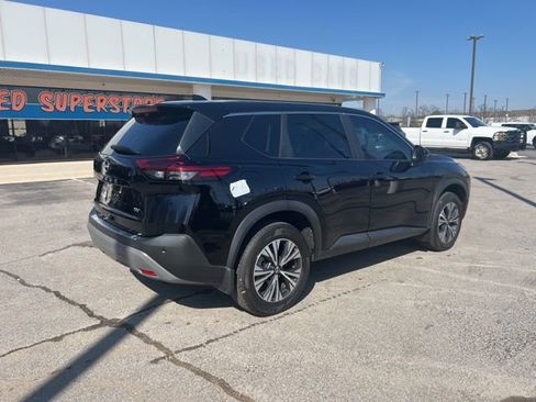 Used 2022 Nissan Rogue SV image 3