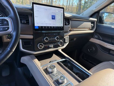 Used 2024 Ford Expedition Limited image 17