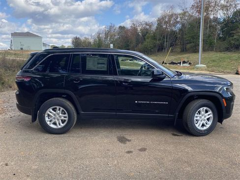 New 2025 Jeep Grand Cherokee Laredo image 7