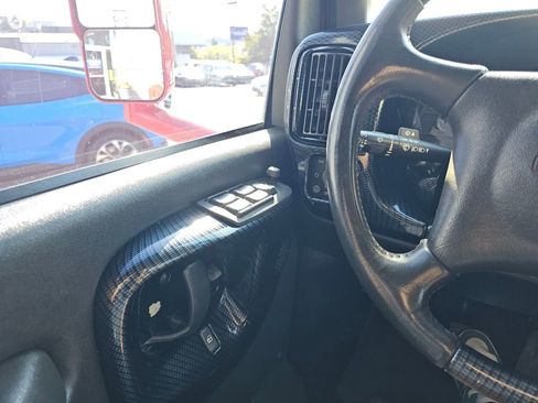 Used 2006 GMC TopKick C4500 2WD Crew Cab image 13