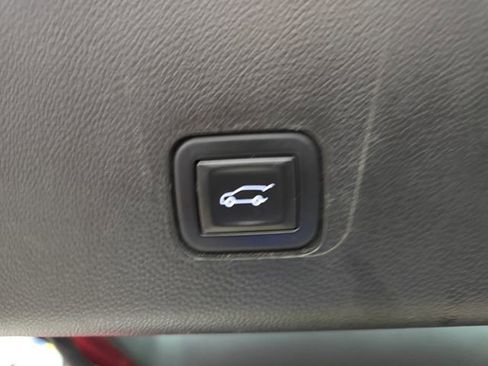 Used 2021 Chevrolet Traverse LT image 14