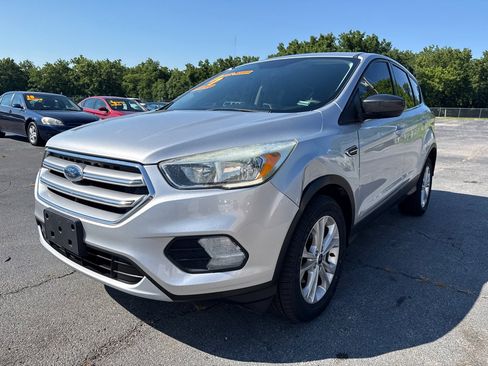 Used 2017 Ford Escape SE FWD image 2