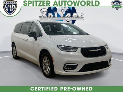 Used 2025 Chrysler Pacifica Select