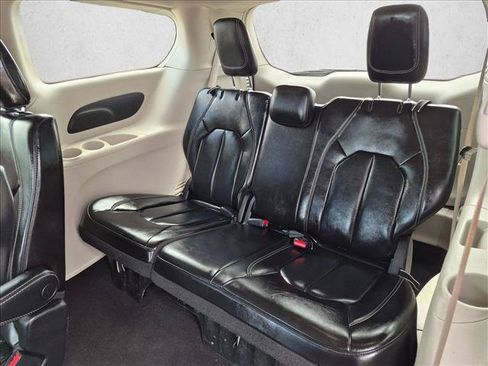 Used 2023 Chrysler Pacifica Touring-L FWD image 25