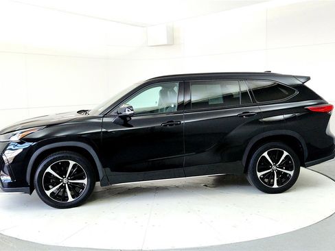 Used 2021 Toyota Highlander XSE image 3
