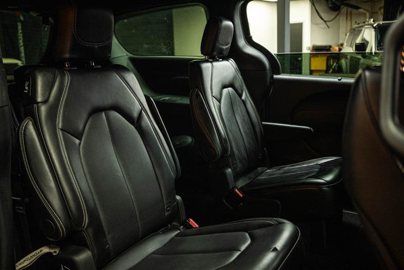 Used 2025 Chrysler Pacifica Select FWD image 12