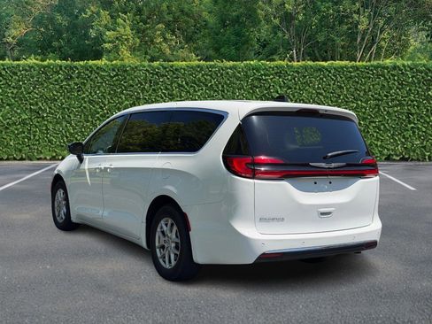 Used 2024 Chrysler Pacifica Touring-L FWD image 6