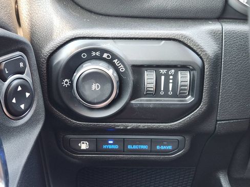 Used 2021 Jeep Wrangler Unlimited Sahara w/ Cold Weather Group AWD/4WD image 31