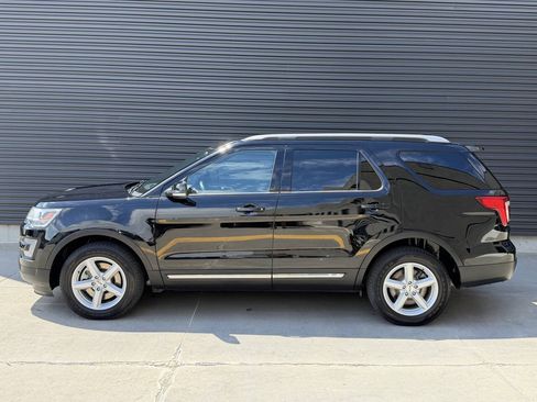Used 2017 Ford Explorer XLT w/ Equipment Group 201A AWD/4WD image 9