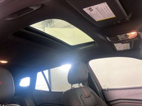 Used 2025 Chevrolet Trax RS w/ Sunroof Package FWD image 19