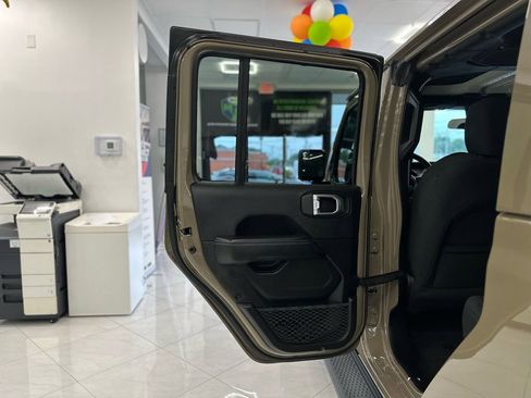 Used 2020 Jeep Gladiator Overland w/ LED Lighting Group image 38