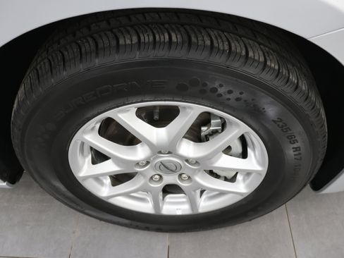 Used 2024 Chrysler Pacifica Touring-L image 3