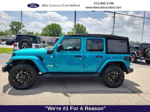 Used 2024 Jeep Wrangler Unlimited Sahara w/ Technology Group AWD/4WD image 2