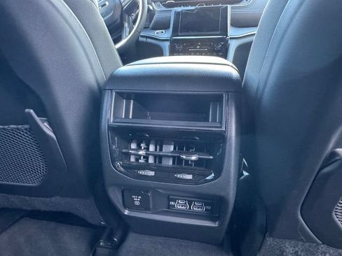 Used 2025 Jeep Grand Cherokee Altitude AWD/4WD image 30