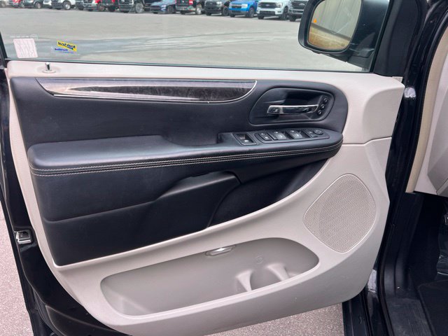 Used 2013 Chrysler Town & Country Limited w/ Luxury Group FWD image 16