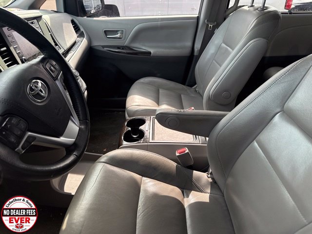 Used 2018 Toyota Sienna XLE w/ XLE Navigation Package FWD image 4