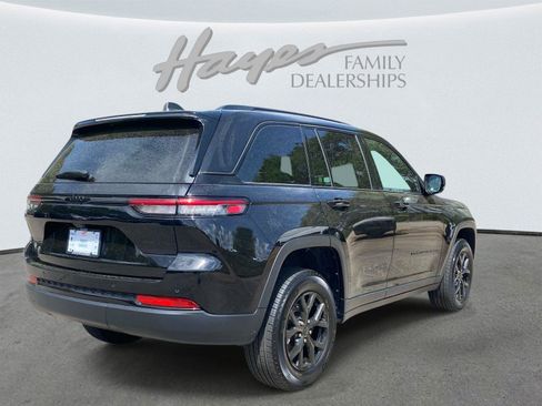 Used 2025 Jeep Grand Cherokee Altitude RWD image 3