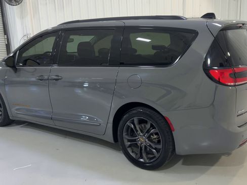 Used 2023 Chrysler Pacifica Touring-L w/ Road Tripper Package FWD image 7