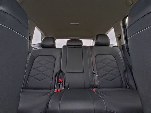 Used 2025 Volkswagen Atlas SE image 27