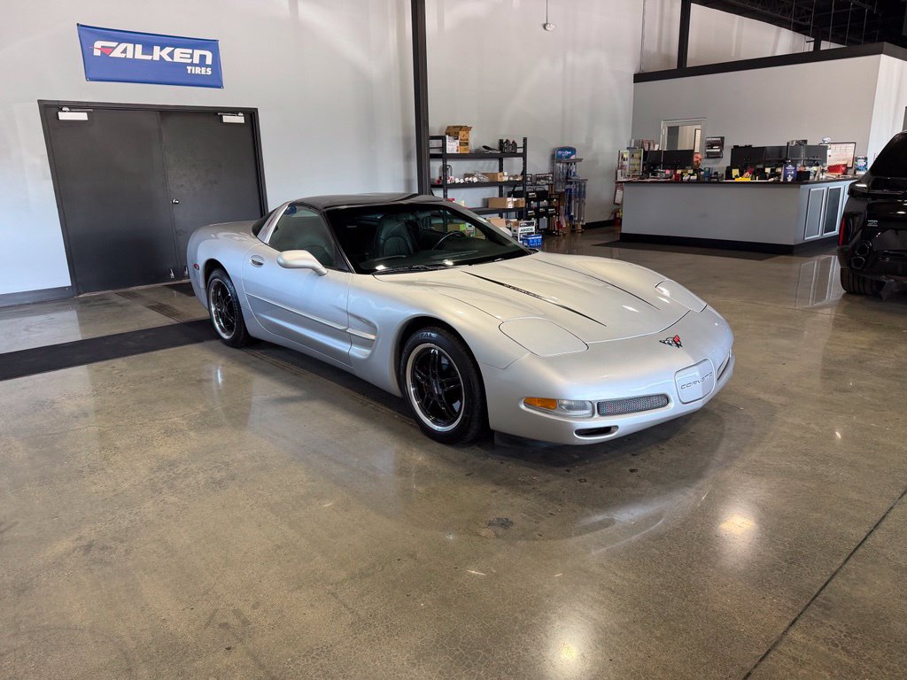 Used 2002 Chevrolet Corvette Coupe RWD image 3