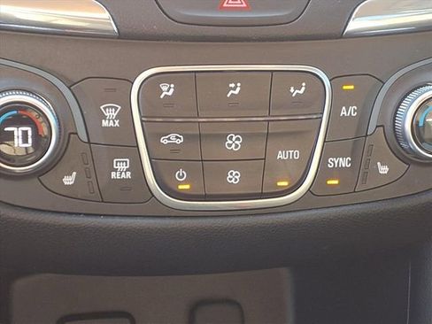 Used 2018 Chevrolet Equinox LT image 10