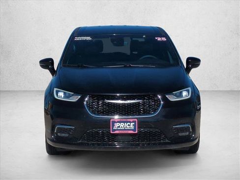 Used 2025 Chrysler Pacifica Select image 2