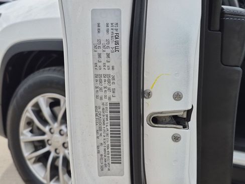 Used 2019 Jeep Cherokee Latitude Plus AWD/4WD image 32
