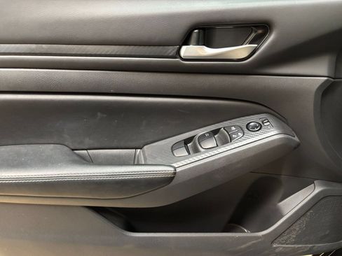 Used 2025 Nissan Altima 2.5 SV FWD image 18
