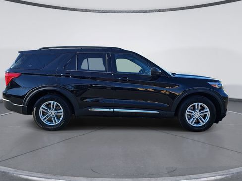 Used 2023 Ford Explorer XLT image 2