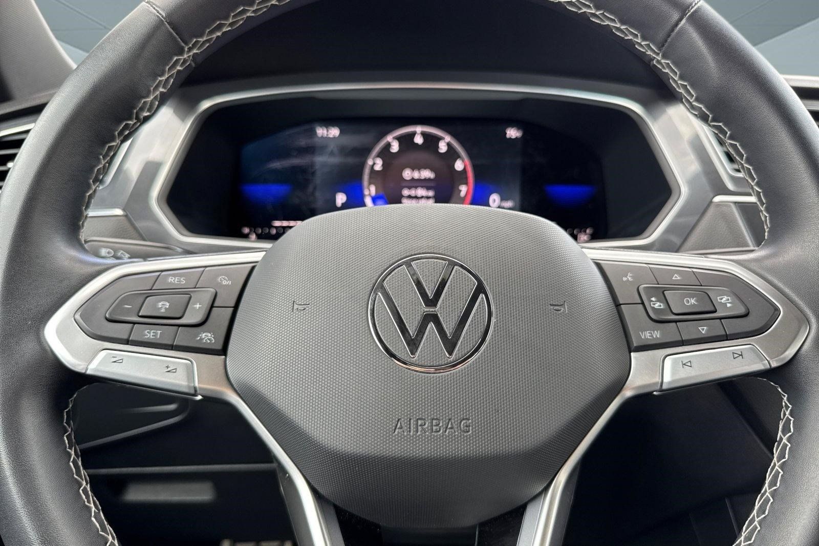 Used 2023 Volkswagen Tiguan SE R-Line FWD image 11