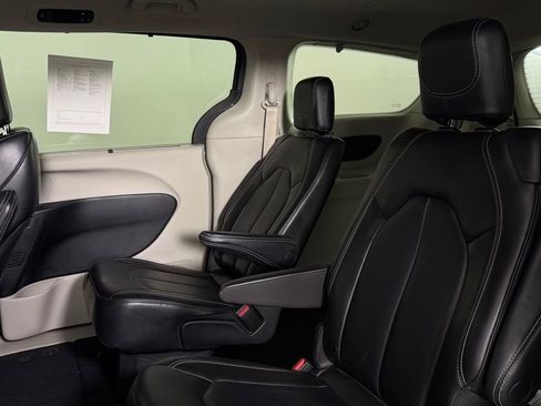Used 2023 Chrysler Pacifica Touring-L FWD image 27