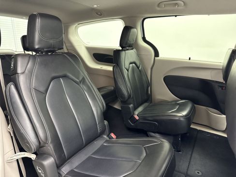 Used 2023 Chrysler Pacifica Touring-L image 37