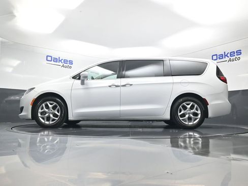 Used 2018 Chrysler Pacifica Touring Plus w/ Tire & Wheel Group image 41
