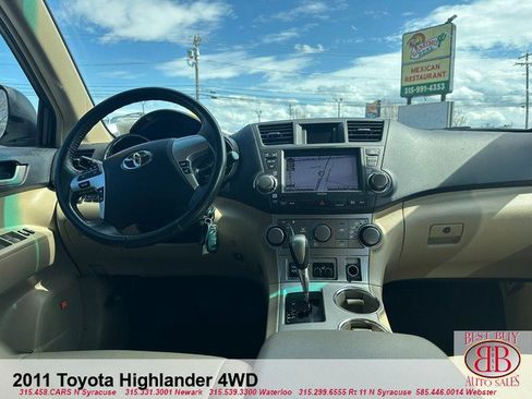 Used 2011 Toyota Highlander SE w/ Tow Pkg image 12