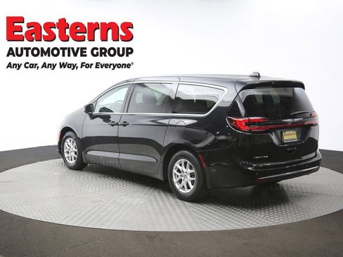Used 2023 Chrysler Pacifica Touring-L image 63