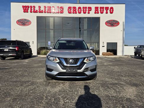 Used 2020 Nissan Rogue SV image 2